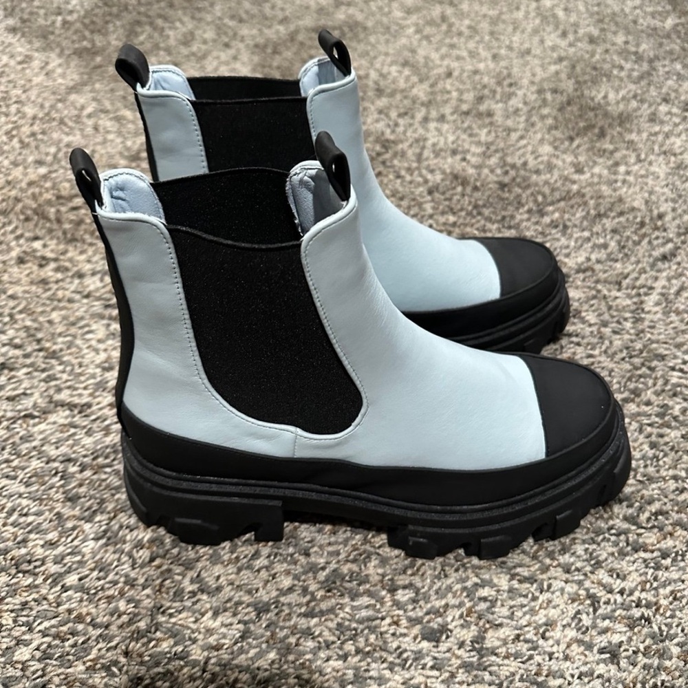 Women’s Rainboots NEW